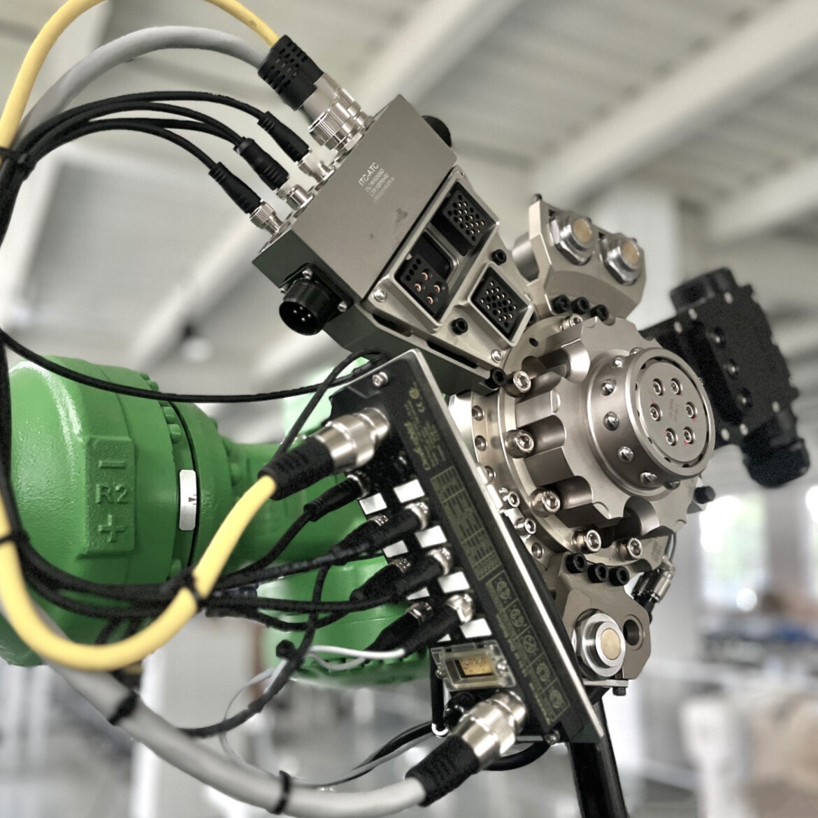 工業機器人搭載400系列連接器的布線特寫